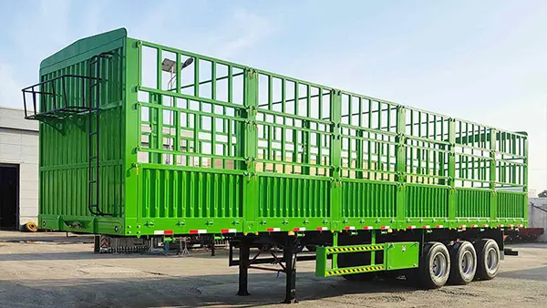 Il semirimorchio leggero a griglia ad asse dritto consente il trasporto ecologico di prodotti sfusi